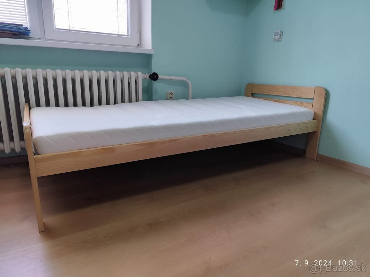 Postel s rostom a matracom