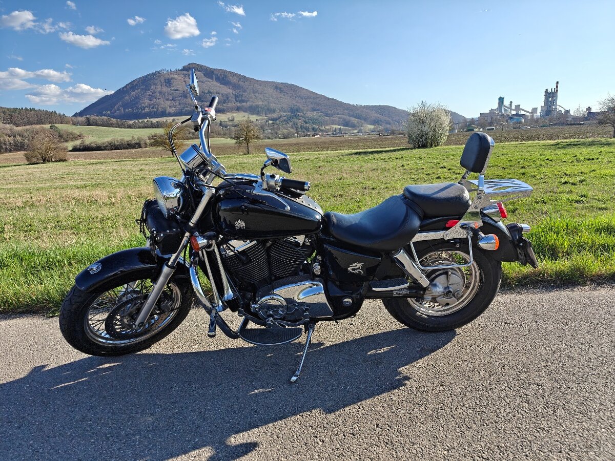Honda Shadow 1100... pripravená jazdiť.