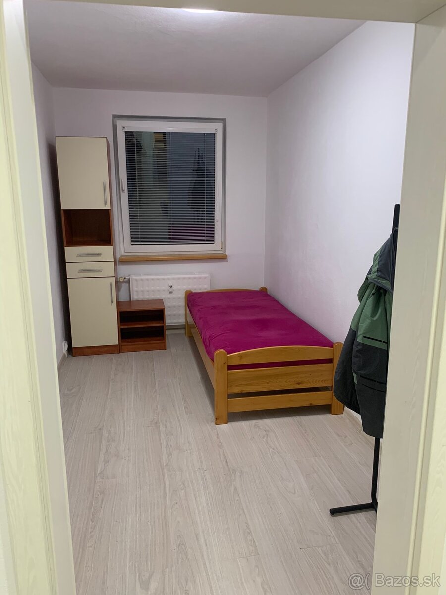 Predám postel + skrinku s poličkami a nočným stolíkom