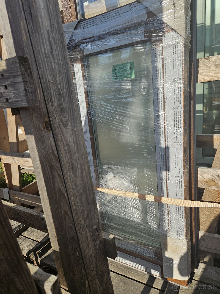 Nepoužité plastové okno 540x1100