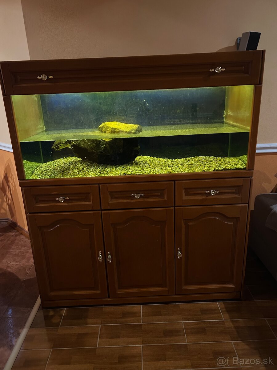 Akvárium so skrinkou