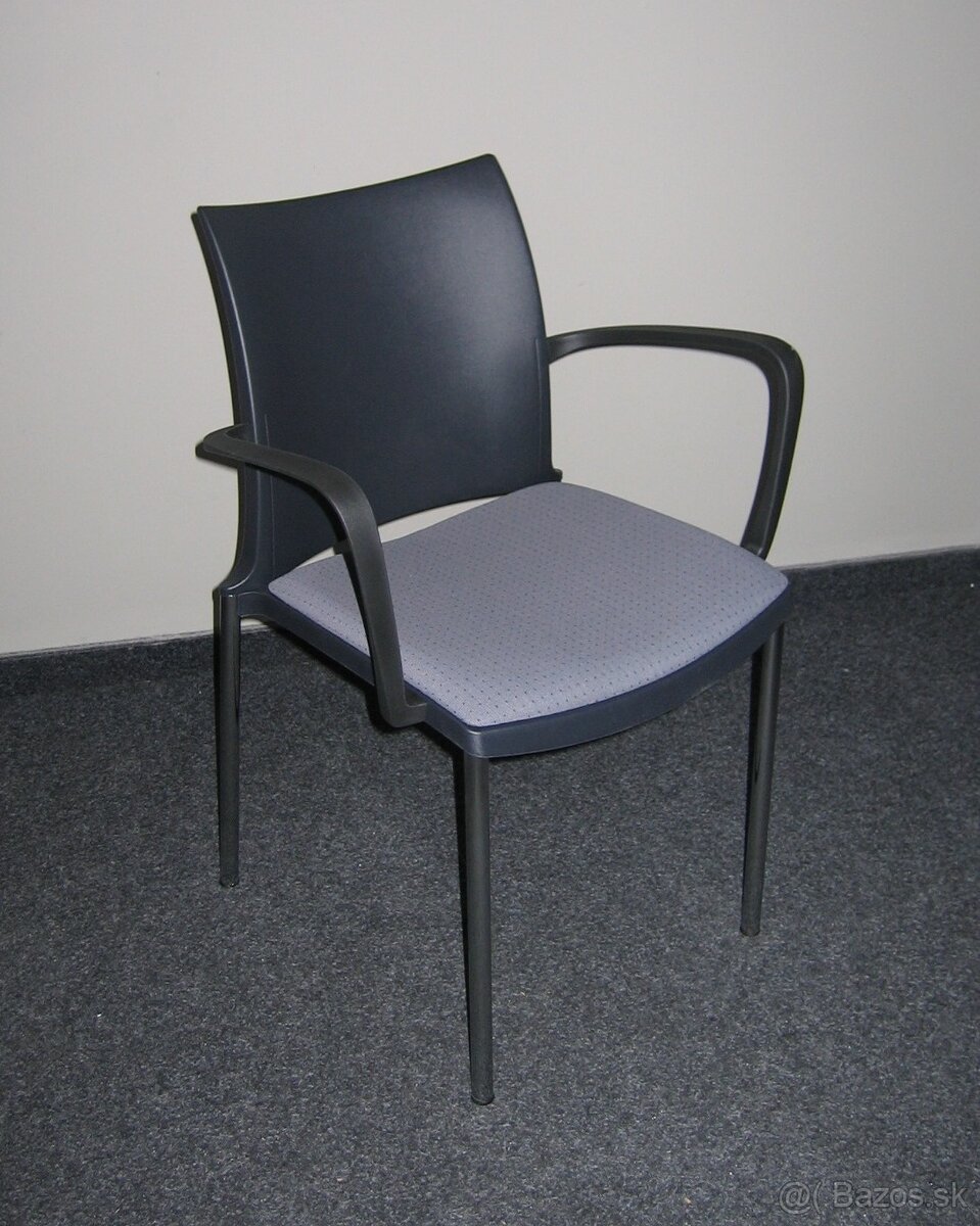 Stolička s područkami