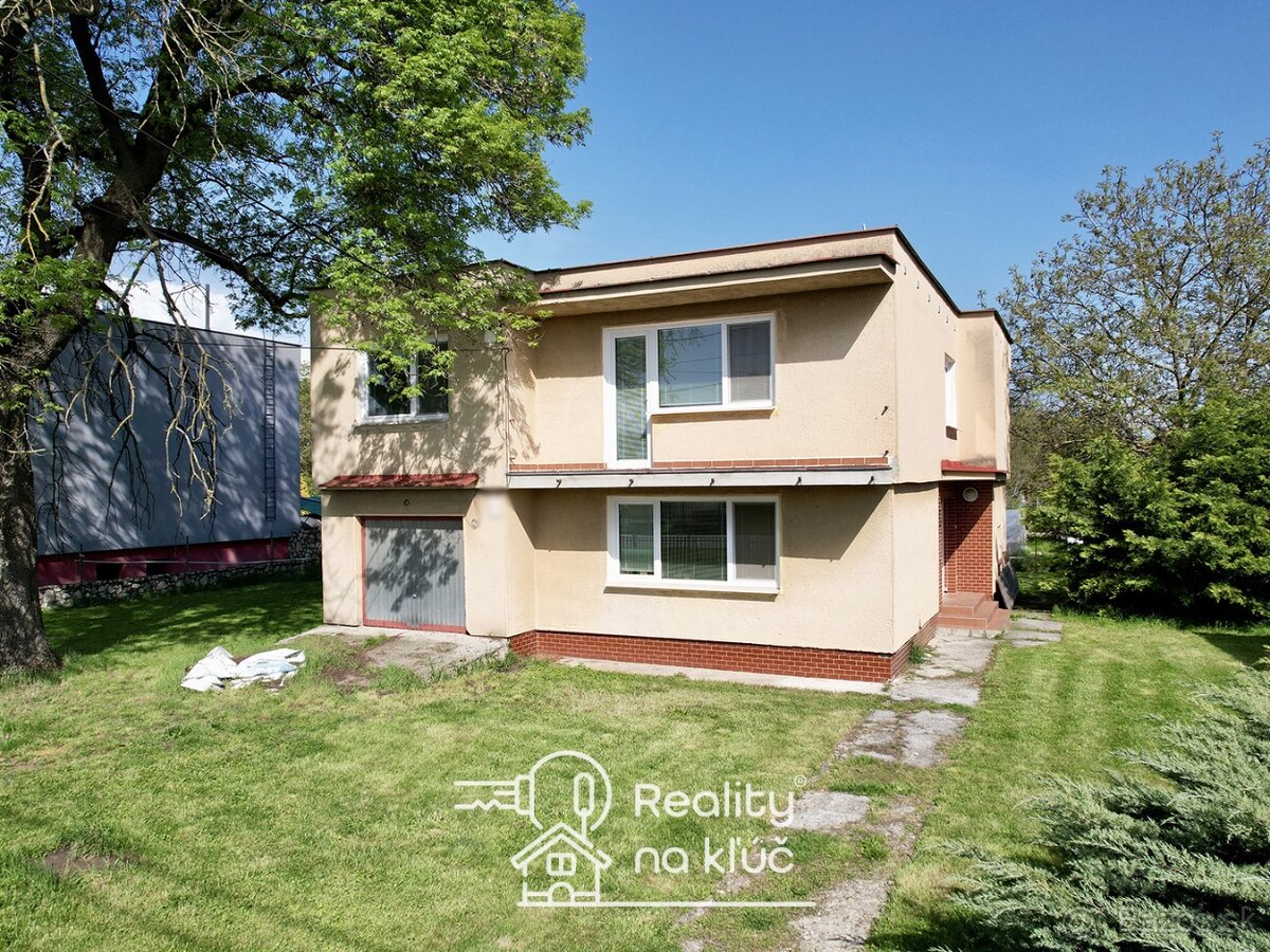 Na predaj dvojgeneračný poschodový rodinný dom - Komjatice