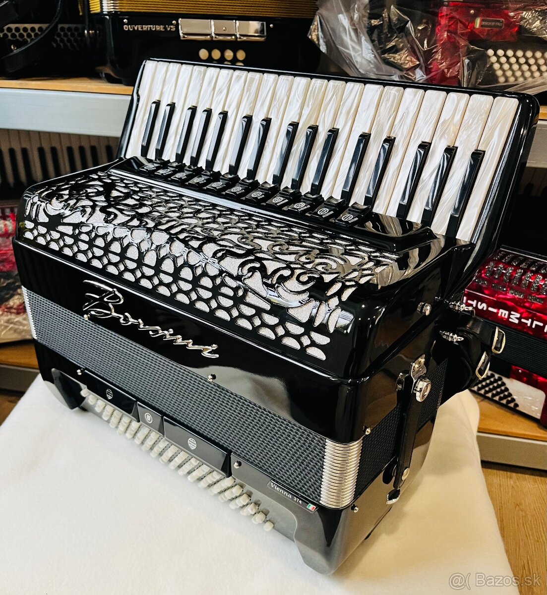 Predám profesionálny akordeón Borsini Wienna 374- 96 basový