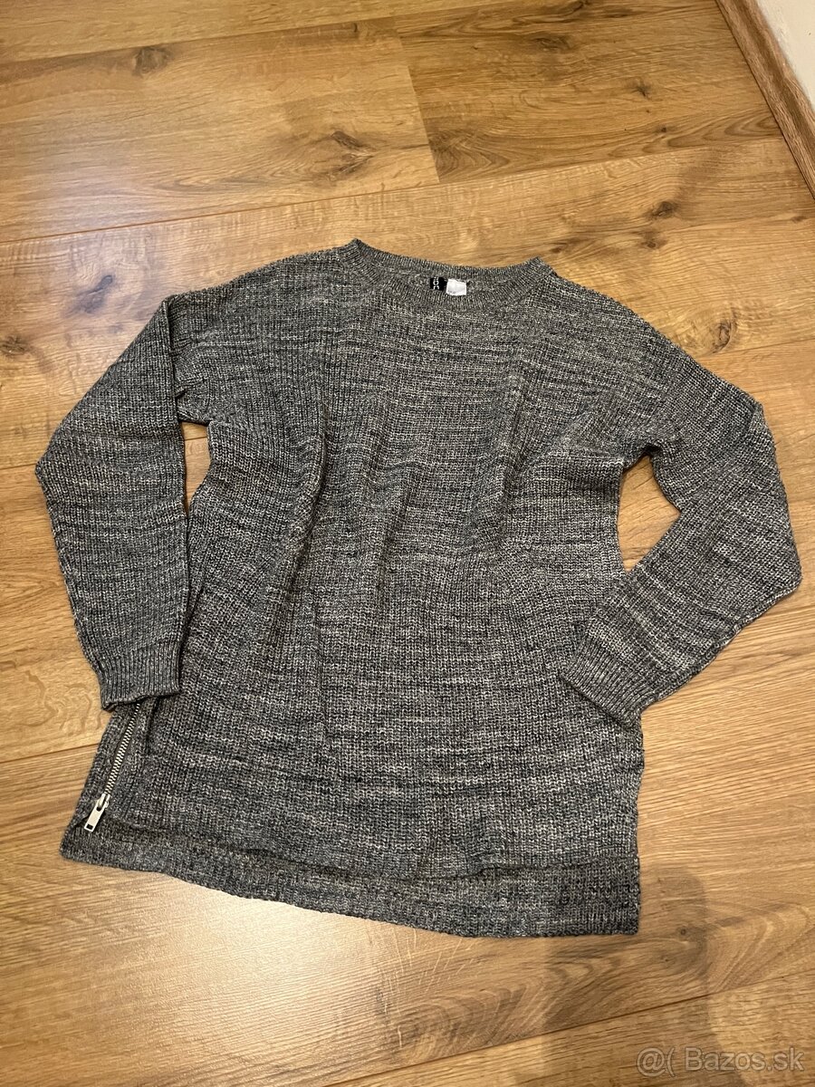 Predĺžený sivý pulover s rozparkami