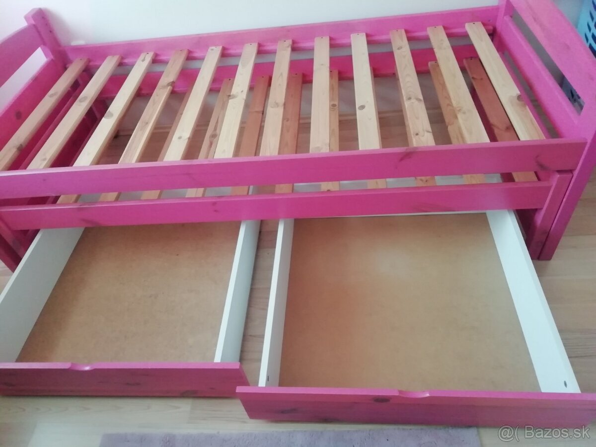 Predá detskú dievčenskú posteľ.