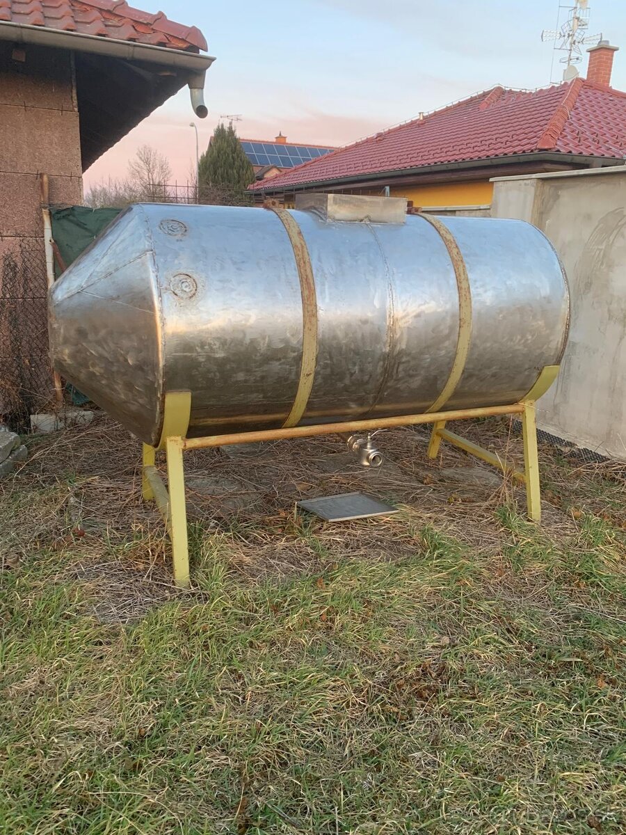 Predám nerezovú nádrž na vodu 2000l
