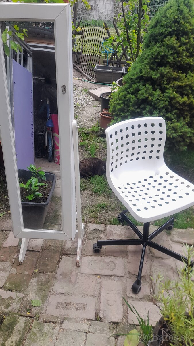 Ikea stolička 25eur, zrkadlová skrinka 25eur