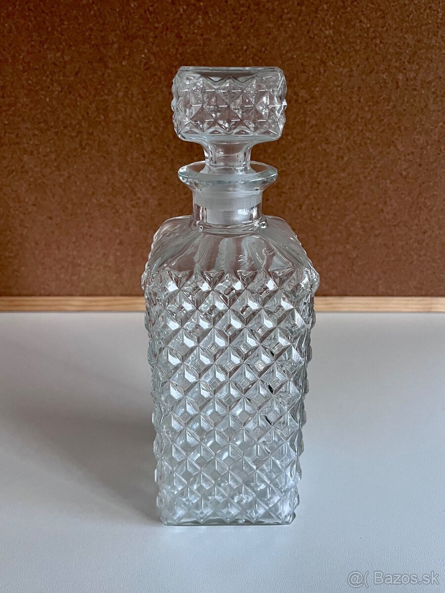 Krištáľová karafa na alkohol