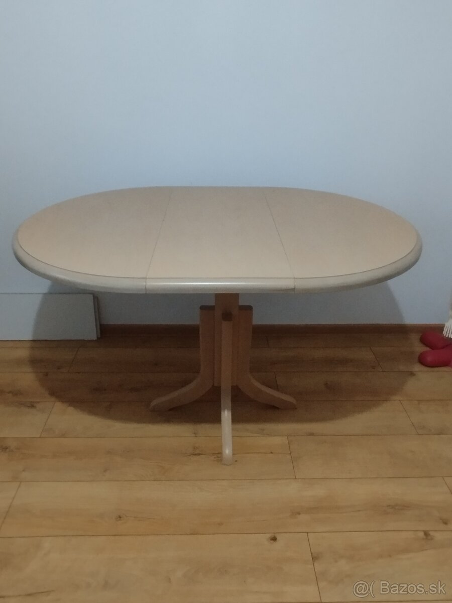 Rozkladací jedálenský stôl