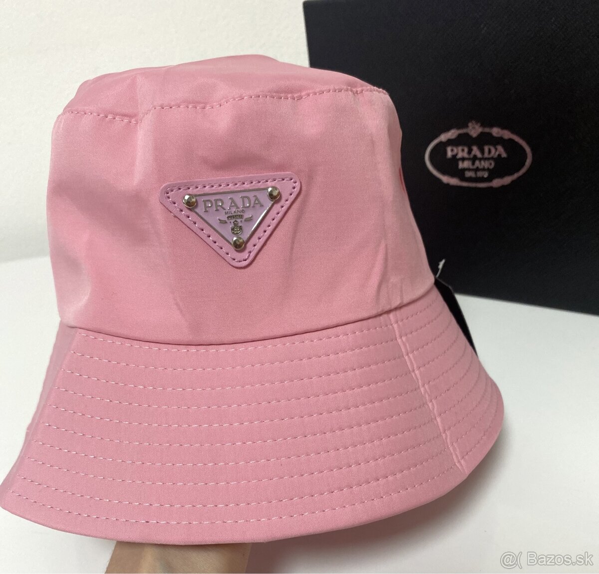 Rúžový klobúk Prada