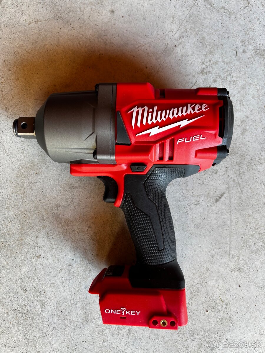 MILWAUKEE M18 AKU RÁZOVÝ UŤAHOVÁK