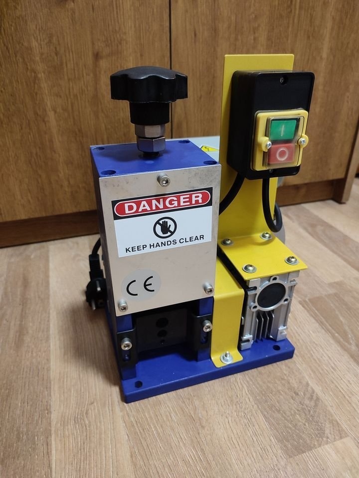 Elektrická loupačka kabelů 180W