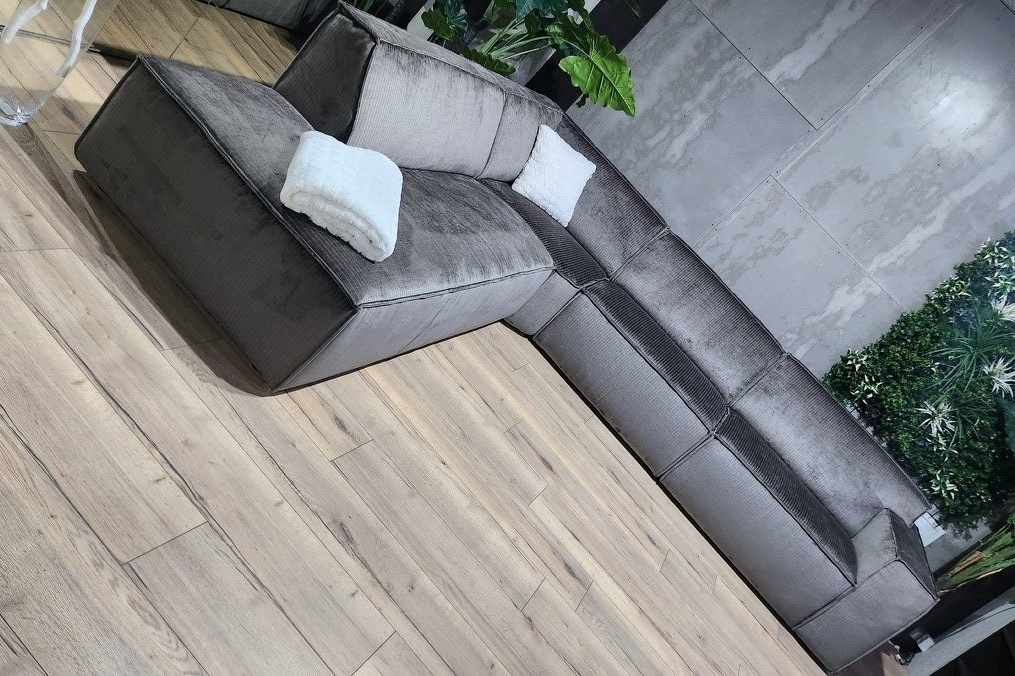 Rohová hnedo-sivá sedačka v minimalistických krivkách