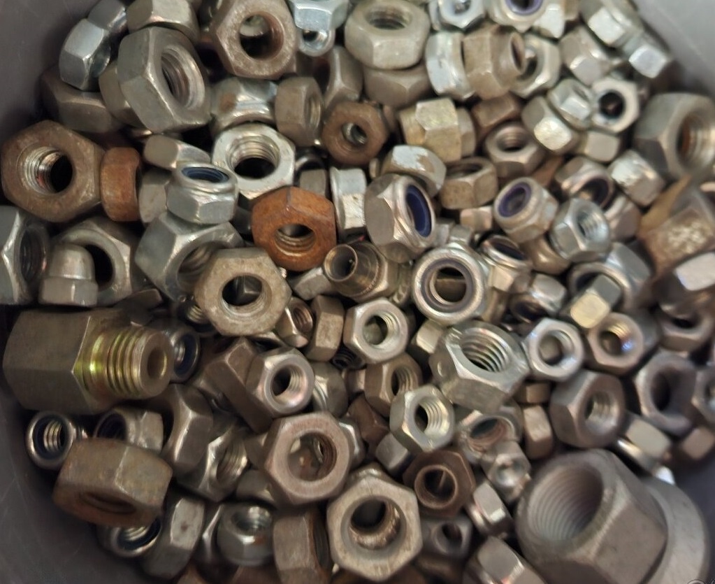 Rôzne spojovací materiál - 3€/kg