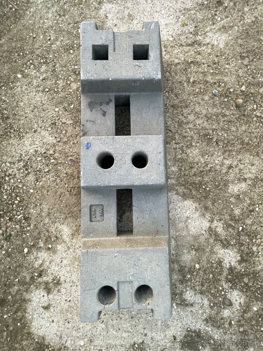 Predám plastové (16kg) podstavce na mobilný plot