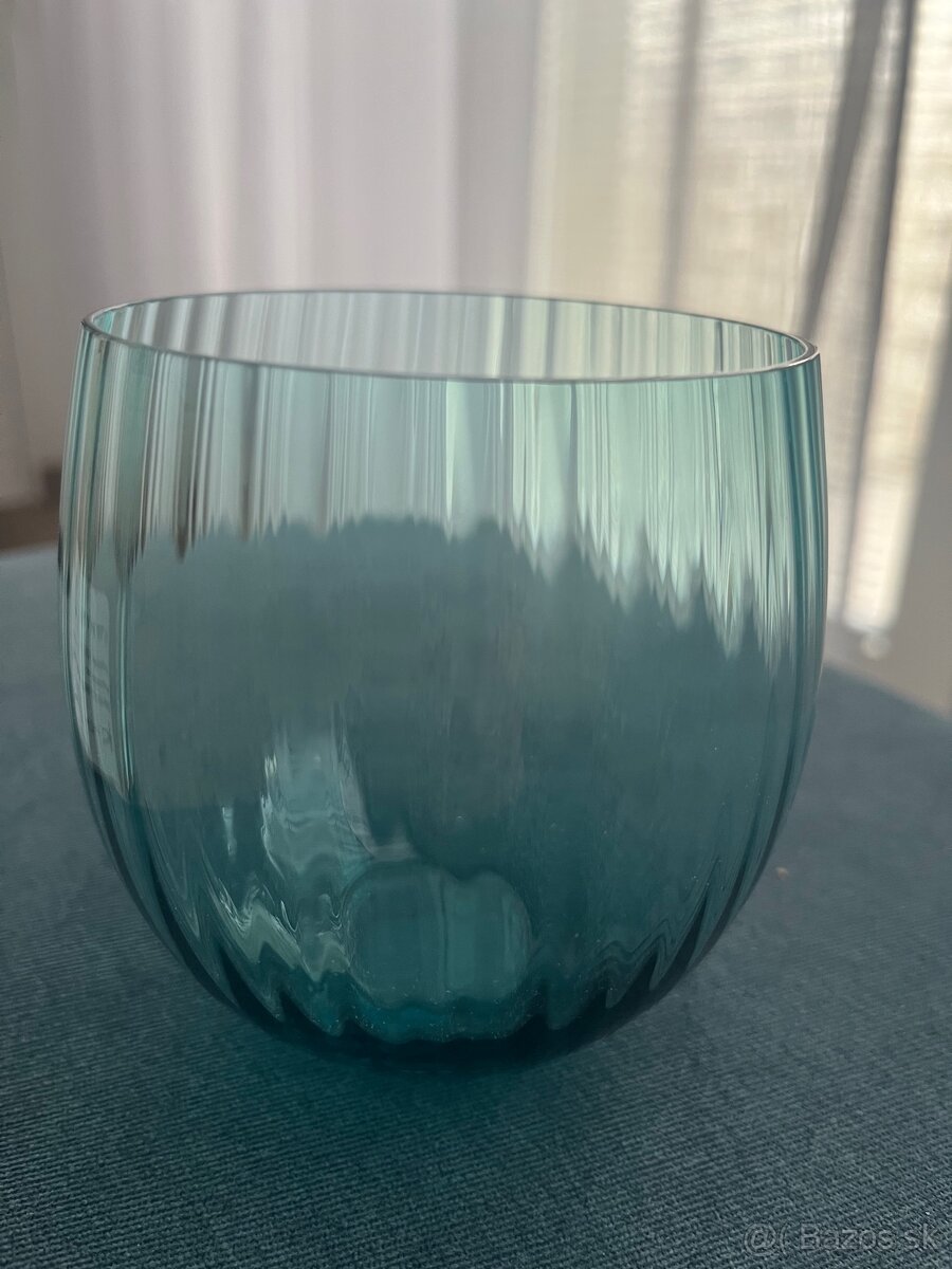 Sklbene pohare na vodu