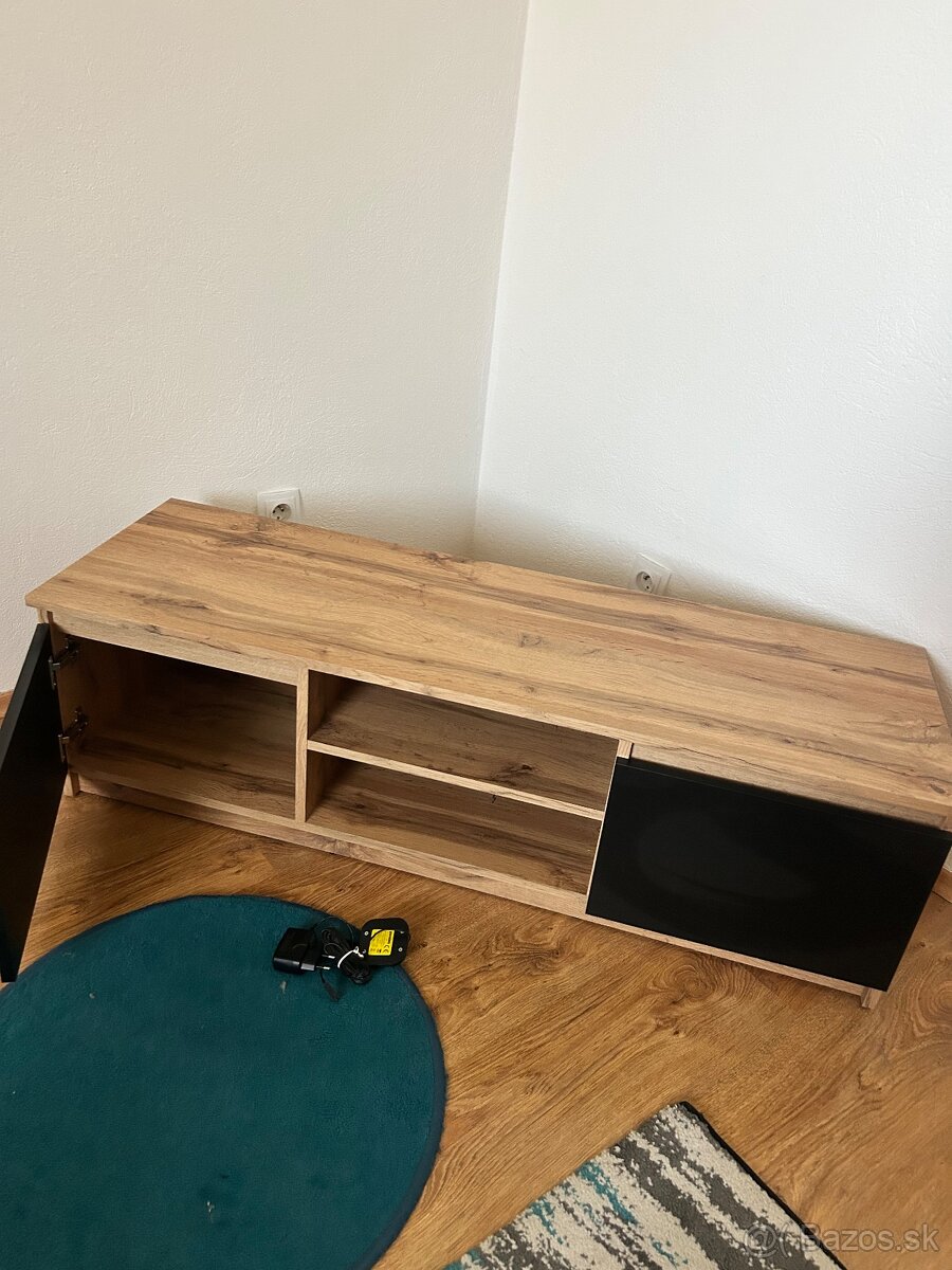 Skrinka pod TV