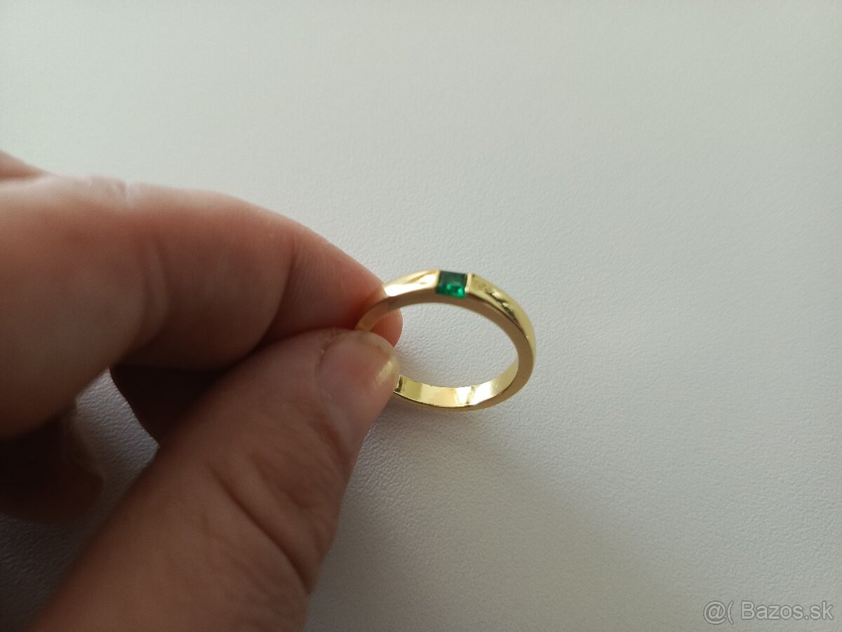 prsten so zelenym kamienkom