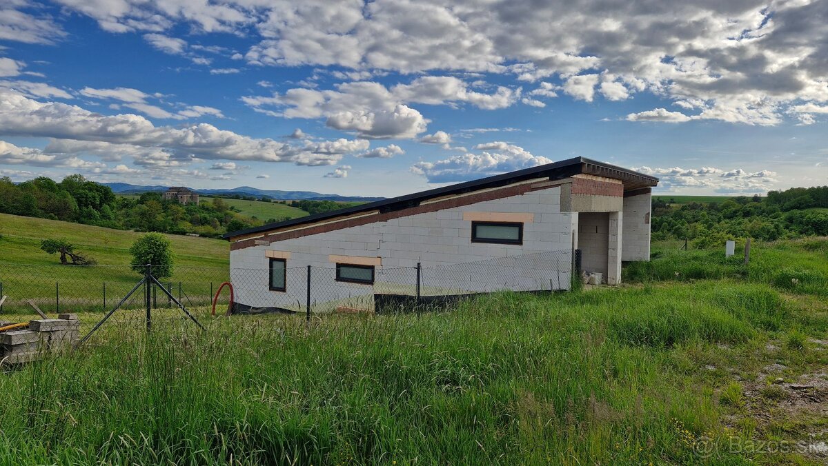 PREDAJ, moderný rozostavaný dom Dolná Mičiná, pozemok 1073 m