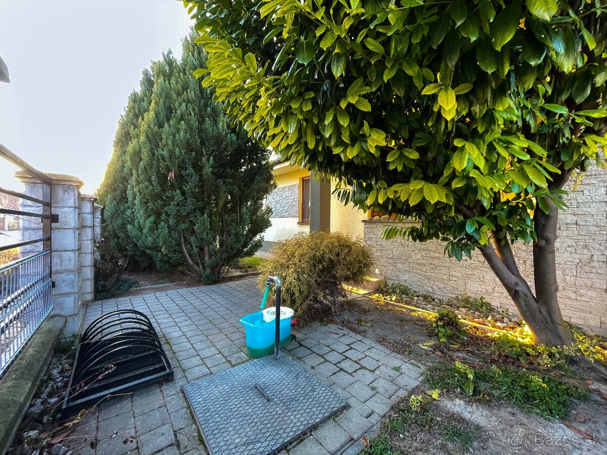 Moderný bungalov v tichej lokalite s krásnym pozemkom