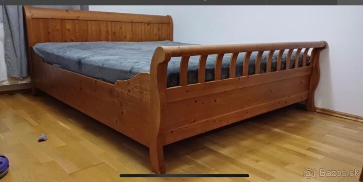 drevenú posteľ