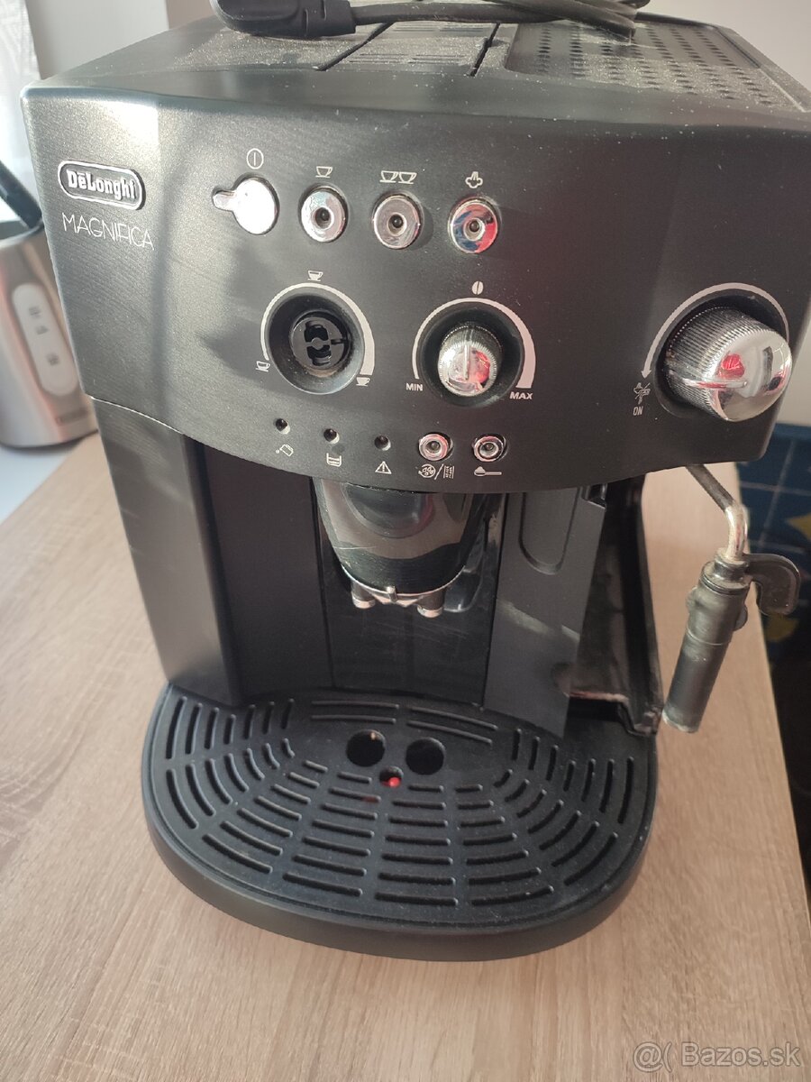Kávovar DeLonghi Italskej výroby.