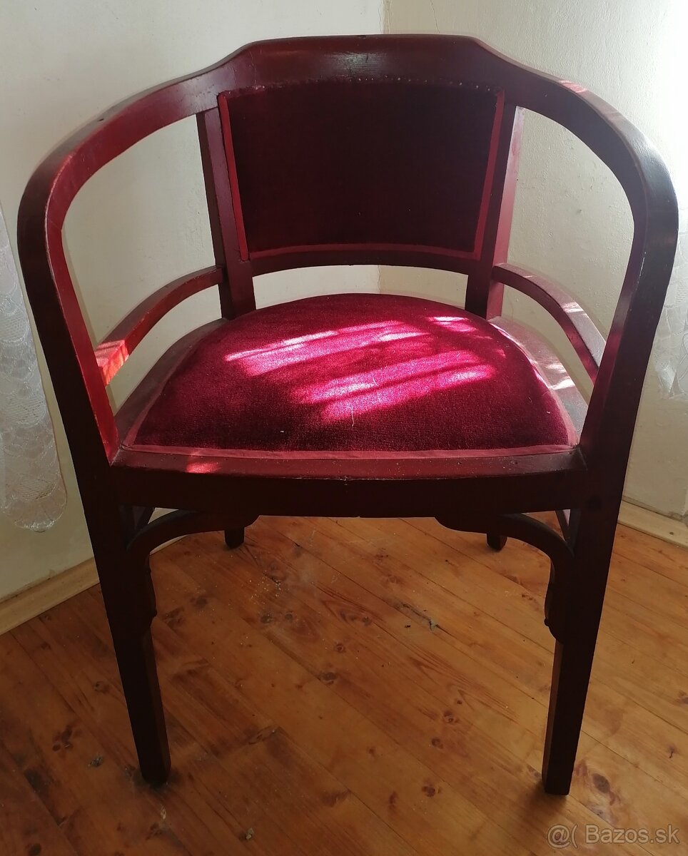 Starožitné kreslo.