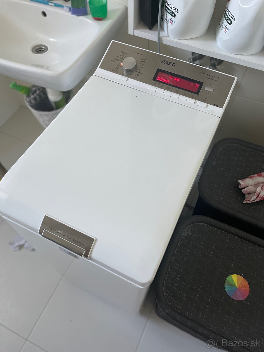 Práčka z hora plnená AEG L86560TL4