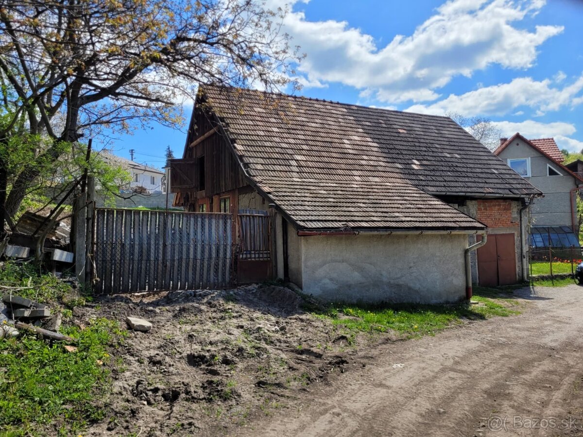 Veľký pozemok so starou Garážou Hradec - PD