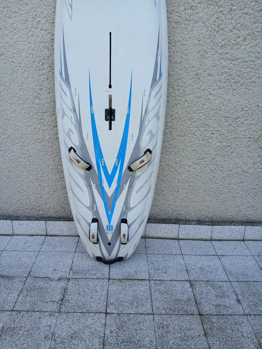 Windsurfing doska pre začiatočníkov so stredovou plutvou