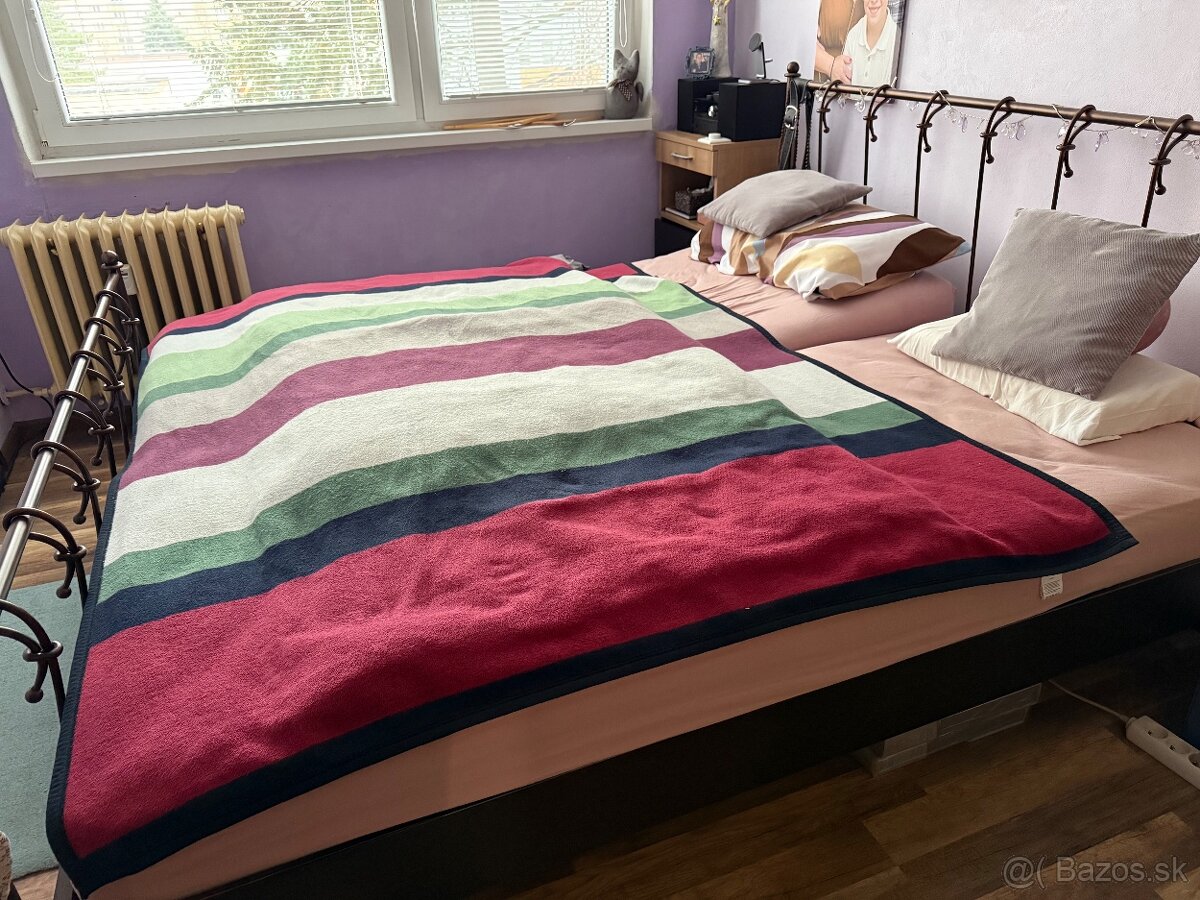 Manželská posteľ s nebesami