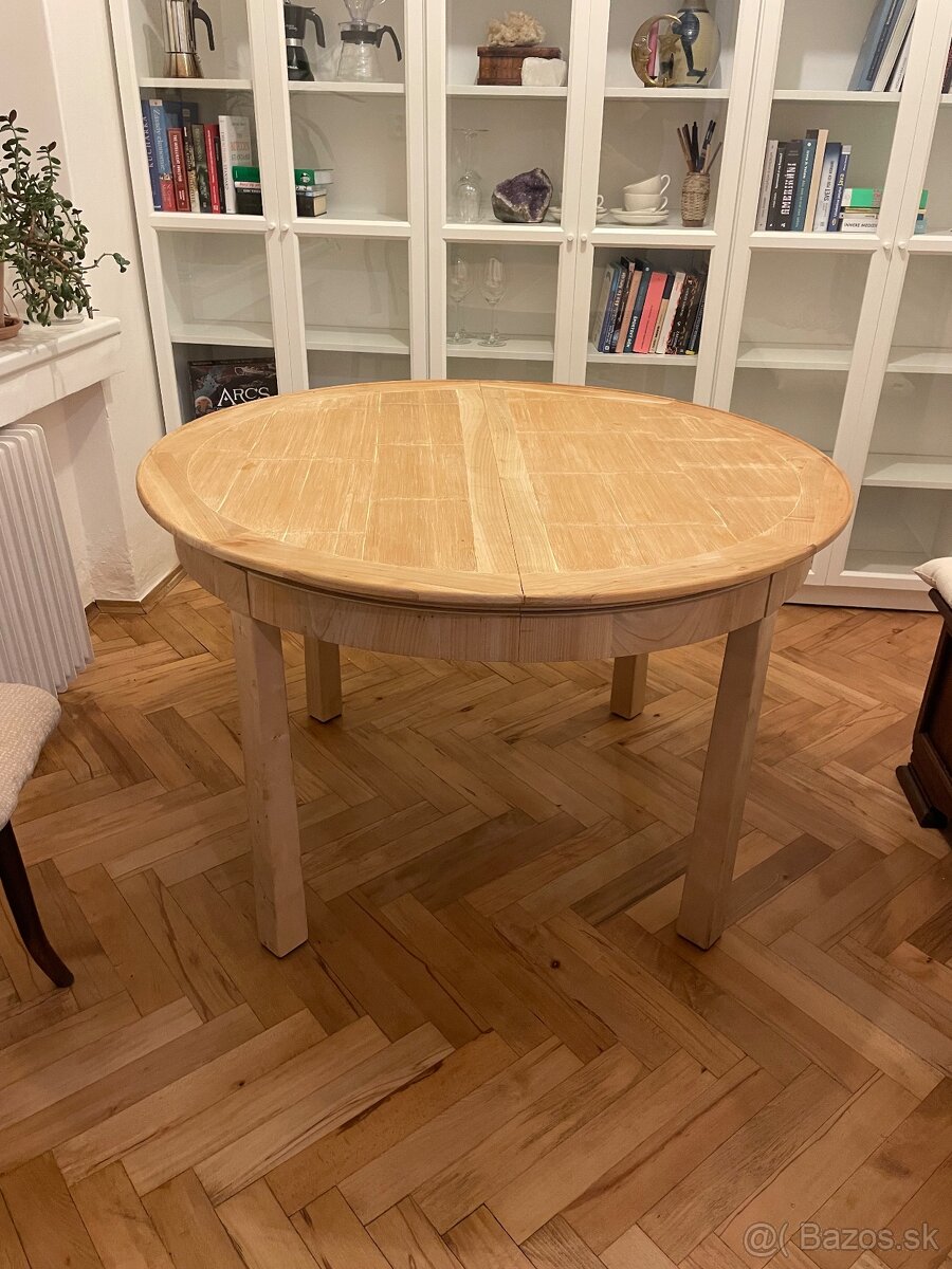 Okrúhly stôl masív
