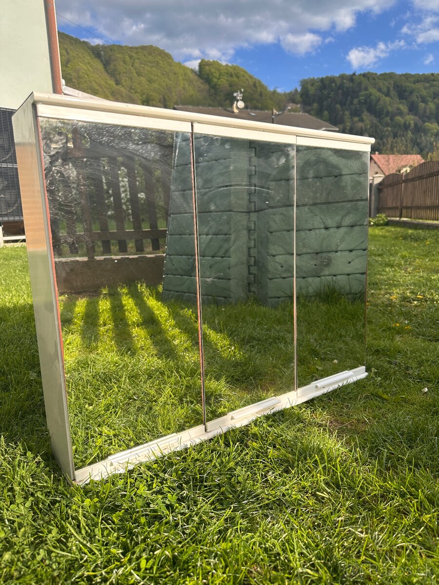 Skrinka so zrkadlom
