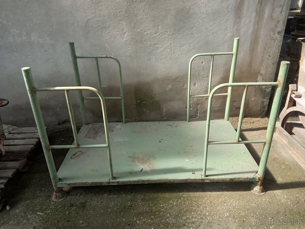 Kovová paleta