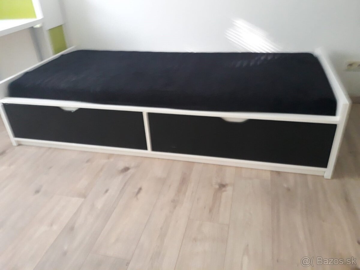 jednolozkova postel s matracom