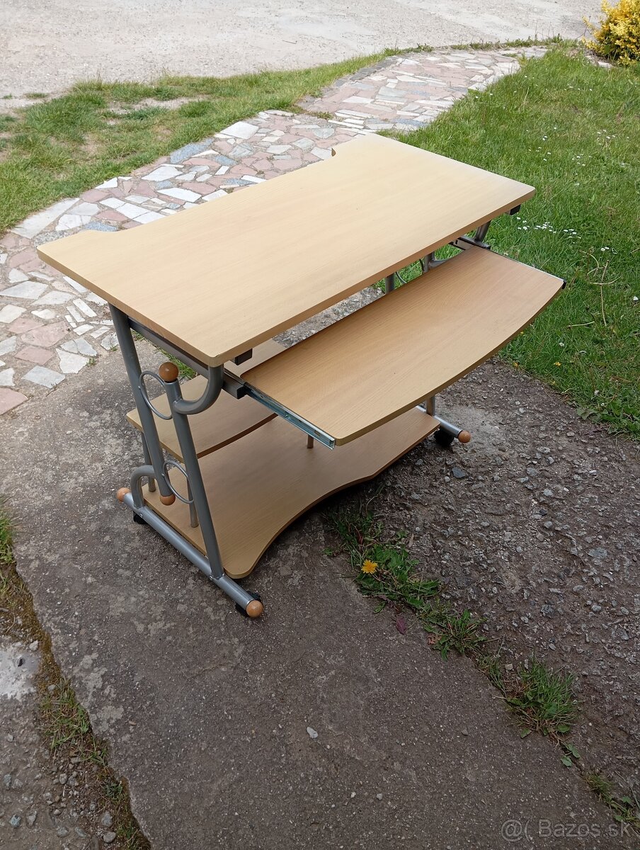 Stôl a otočné kreslo