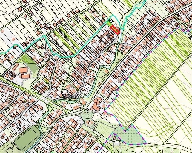 Predaj pozemok centrum Bobrov (so starým domom)