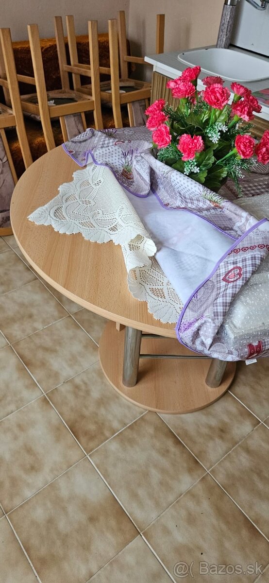 Jedalensky stol so stoličkami