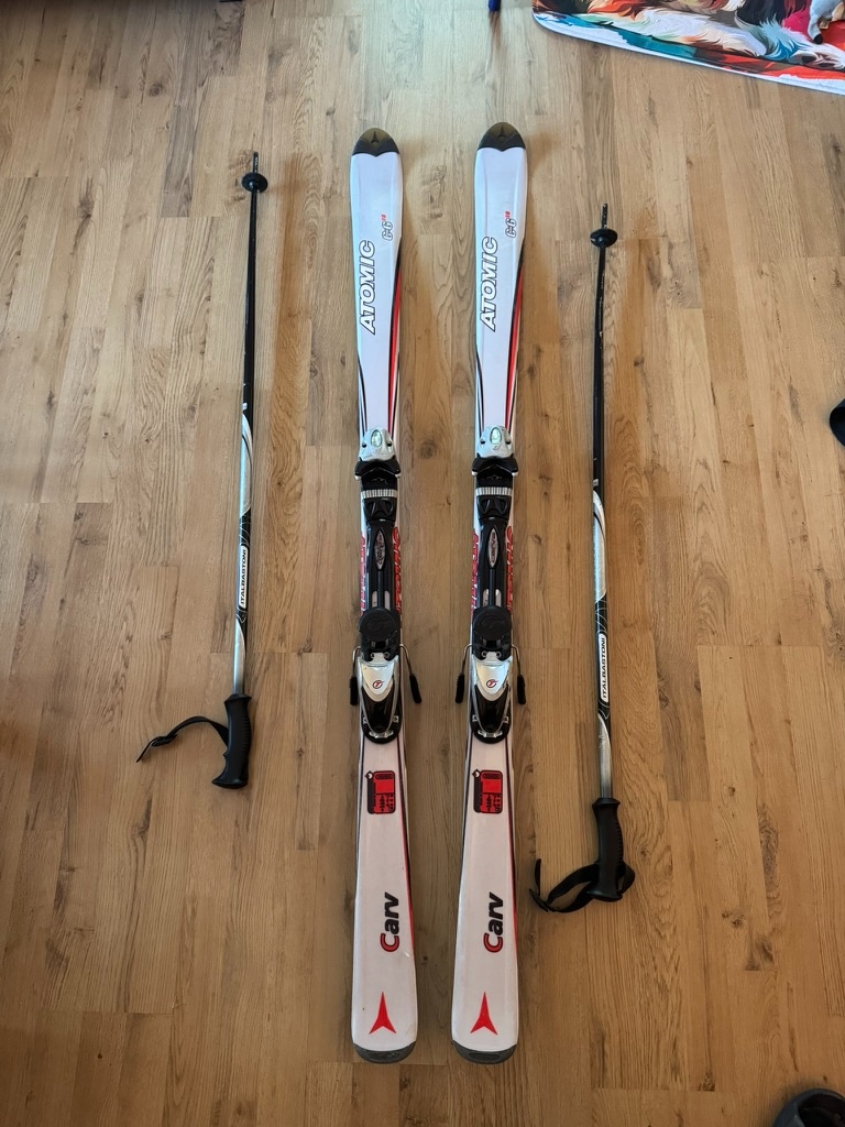 Predám lyže, lyžiarky, prilba
