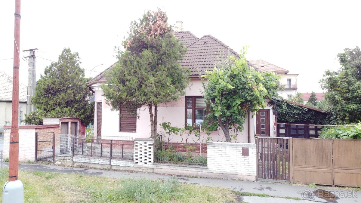 Trojizbový rodinný dom v širšom centre mesta Lučenec