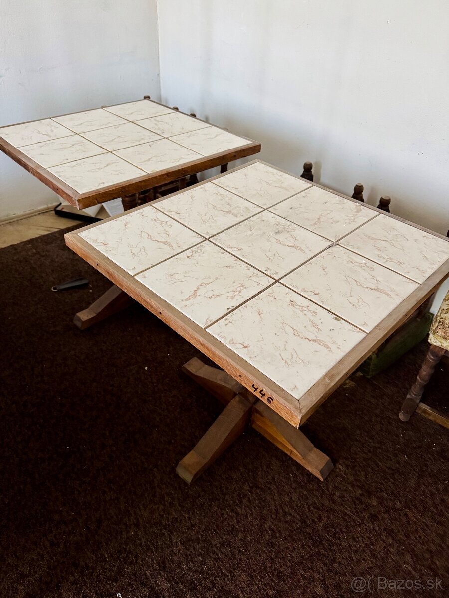 Ponúkam tieto staré stoly zachovalé