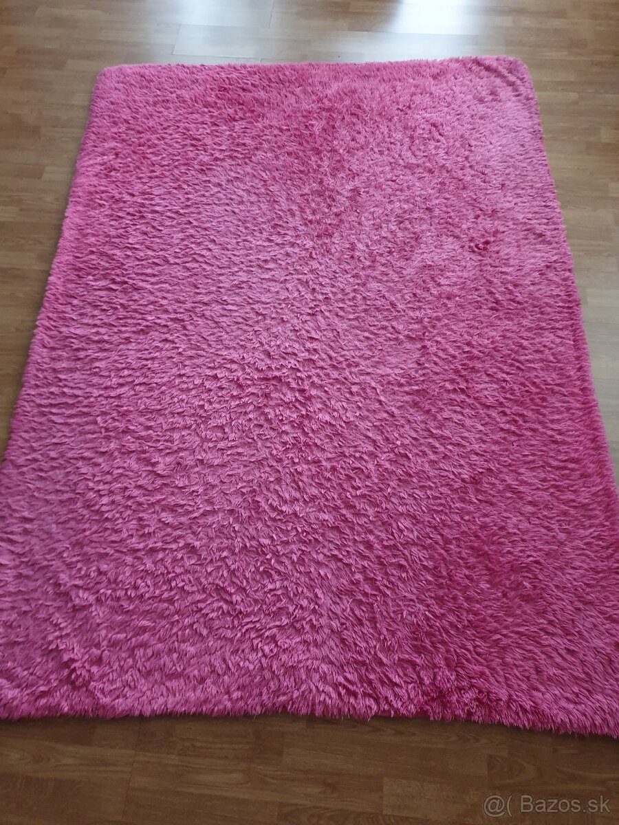 Ruzovy plysovy koberec