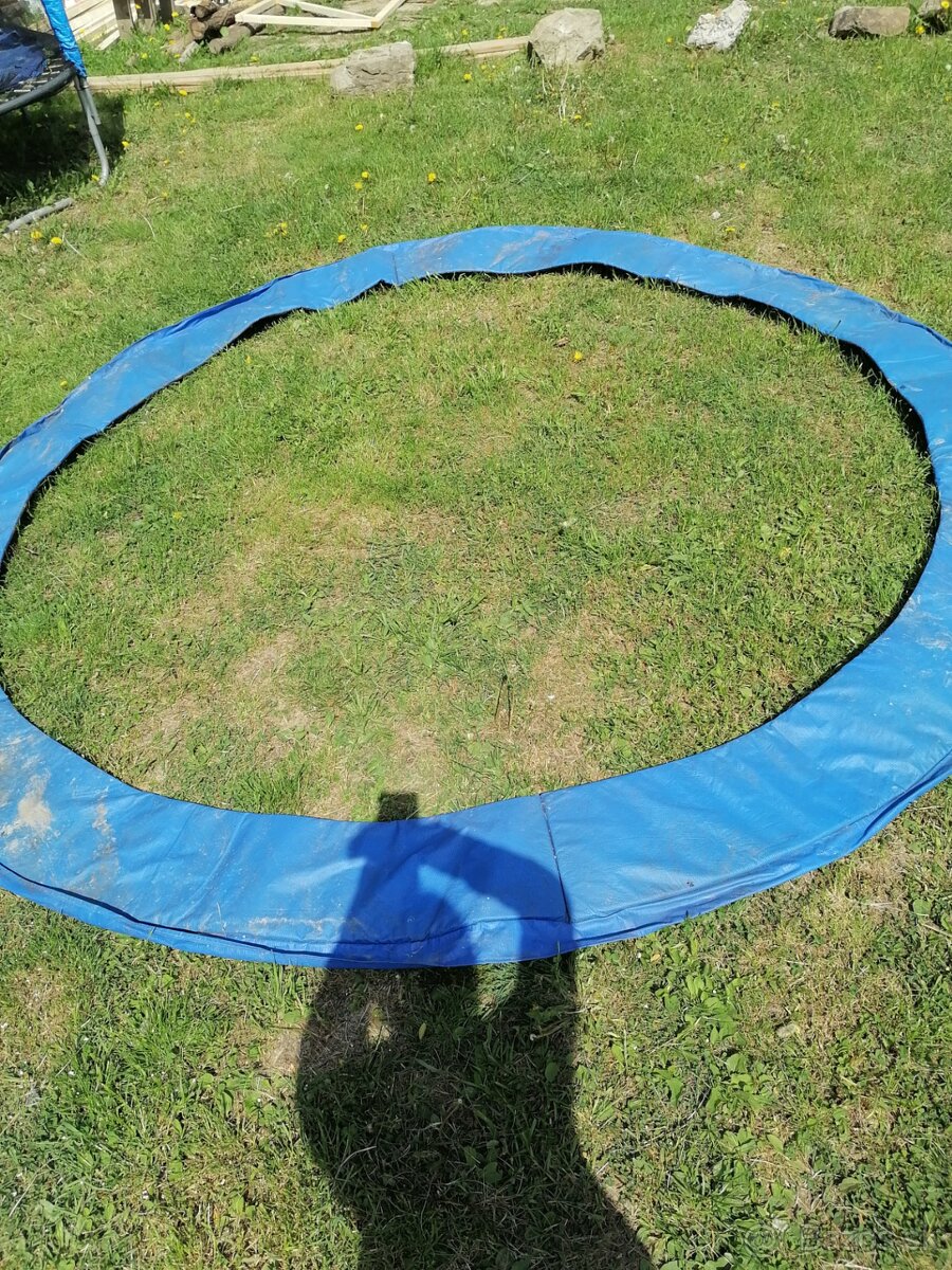ochranný kryt na trampolínu