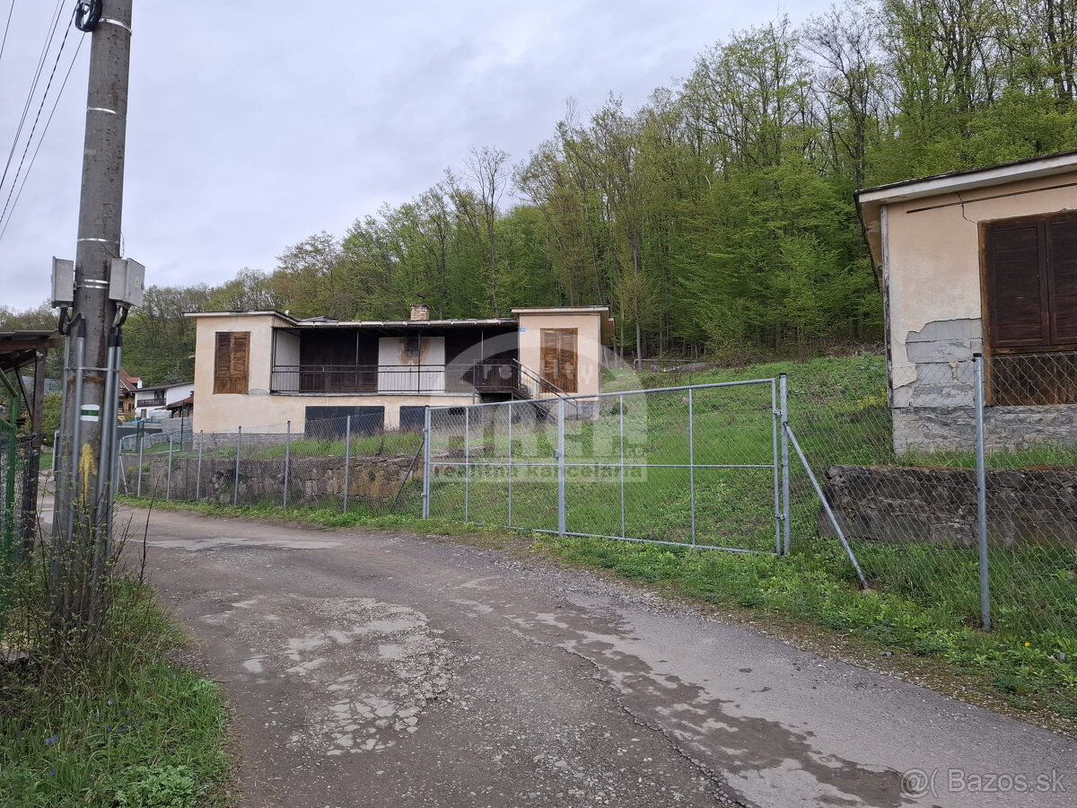 Pozemok s dvoma menšími chatkami- rekreačná oblasť Kamenec