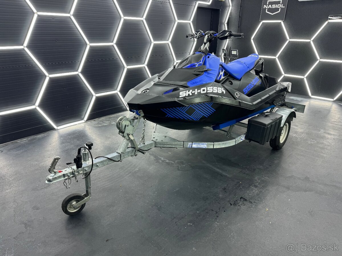 Vodny skuter seadoo spark trixx 3up