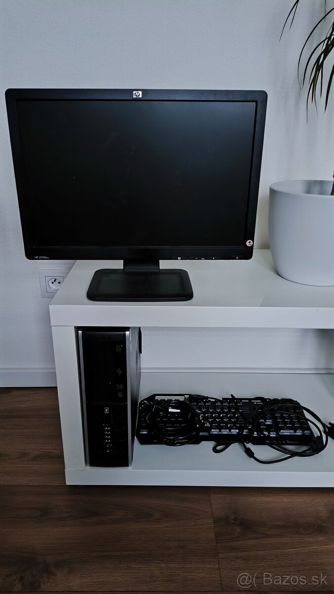 stolný PC + monitor