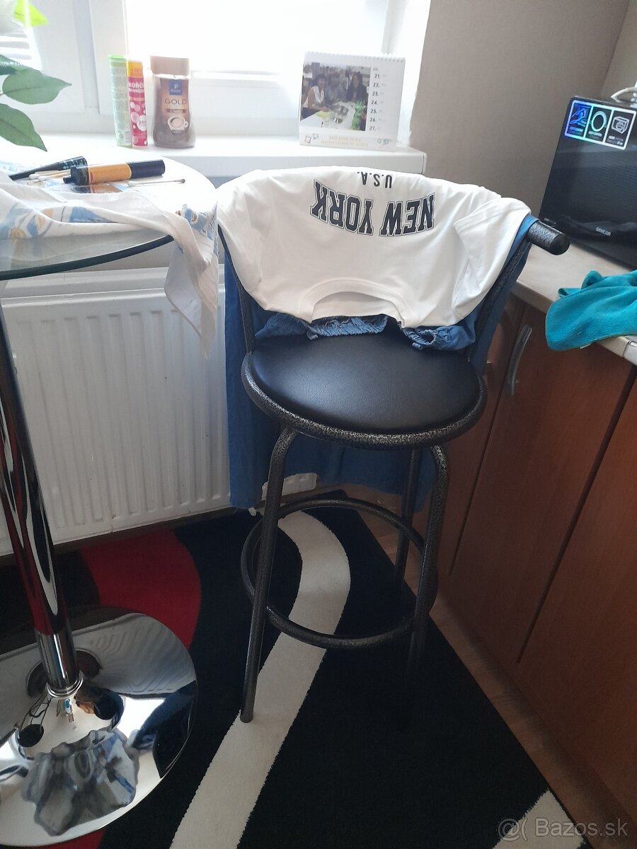 Barový stôl a stoličky