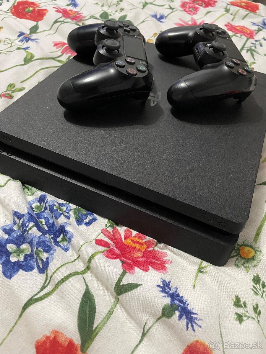 Predám PlayStation 4 Slim (1TB) v dobrom stave