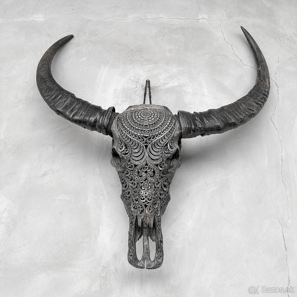 Obrovská šedá vyrezávaná lebka Vodného Bývola - motív Badong